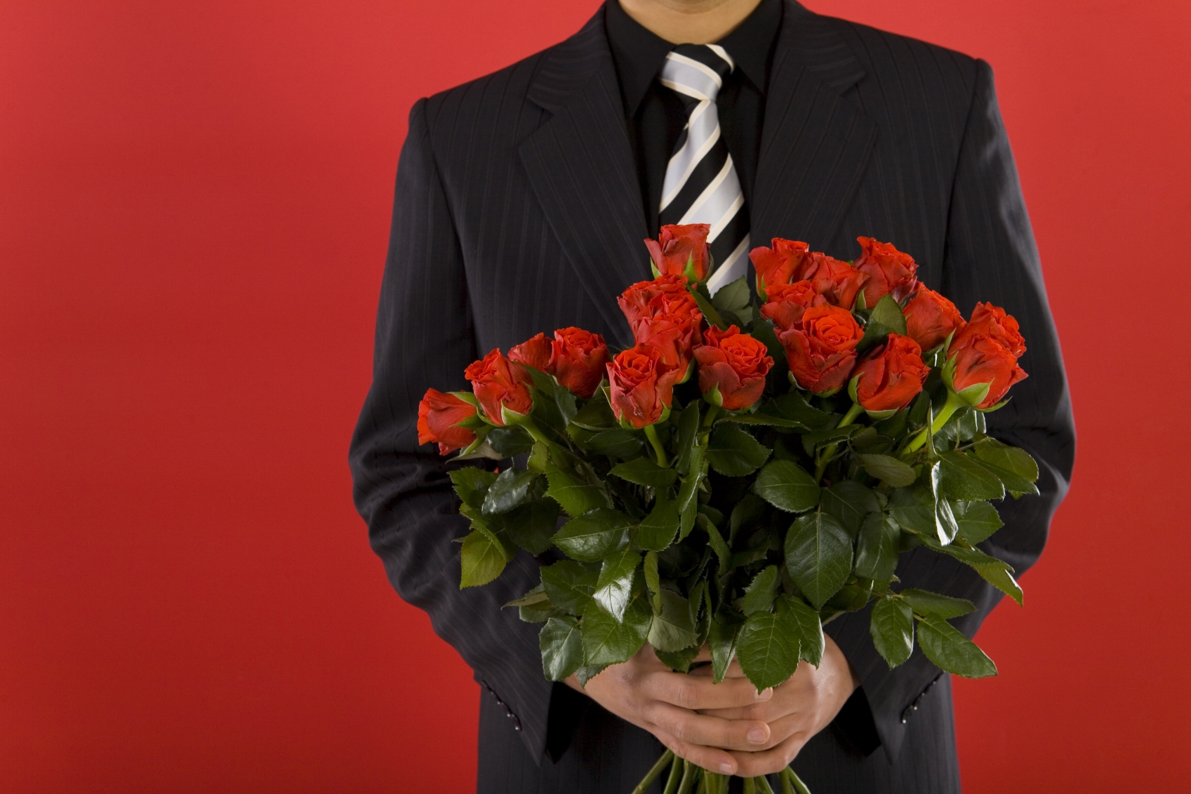 С днем рождения женщине парня. Букет цветов для мужчины. Мужчина с цветами. Цвета для мужчин. Мужчина с розой.